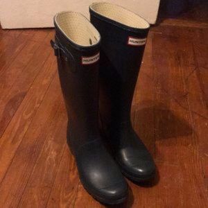 Hunter Huntress Boot Matte Navy. Size 8. Wide calf
